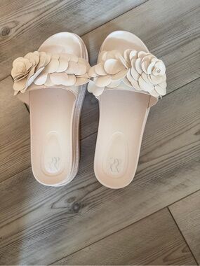 Women’s Cream Floral Slide Sandals